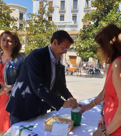 ©Ayto.Granada: El alcalde de Granada transmite su solidaridad y esperanza en la lucha contra el cncer a pacientes, familiares y asociacin provincial
