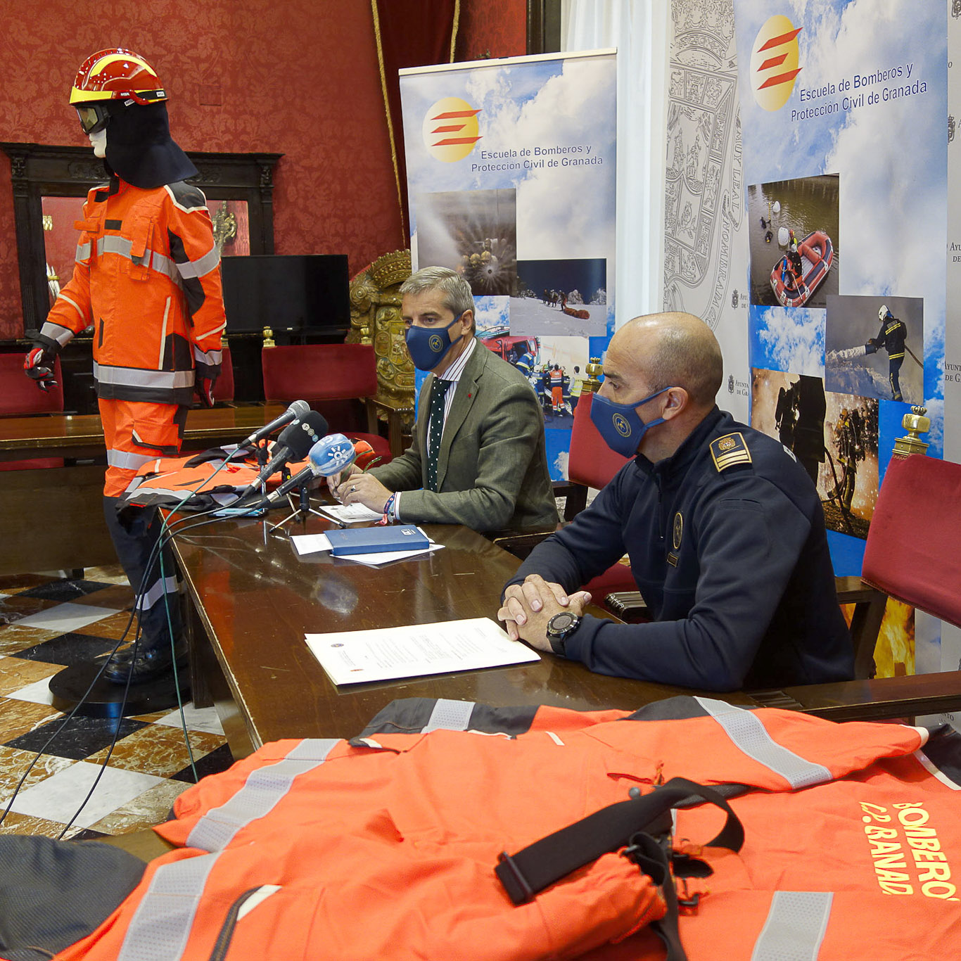 ©Ayto.Granada: El Ayuntamiento dota a los bomberos con 250 nuevos trajes tcnicos de alta visibilidad y proteccin
