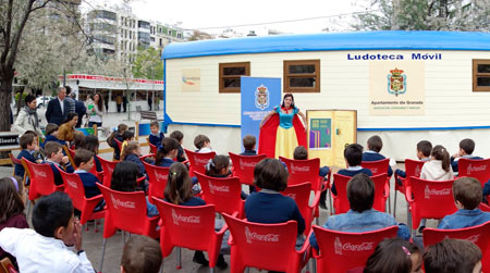 EL AYUNTAMIENTO ANIMA A LA LECTURA DESDE LA LUDOTECA 
MVIL INSTALADA EN EL MARCO DE LA FERIA DEL LIBRO
