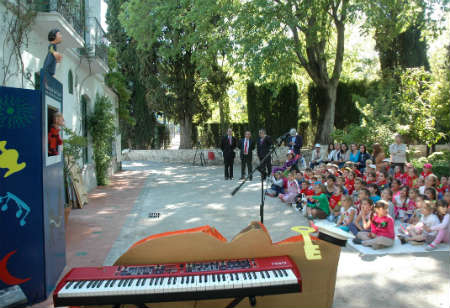 LA HUERTA DE SAN VICENTE ENSEA A 2.000 ESCOLARES LA POESA, TEATRO Y MSICA DE GARCA LORCA    