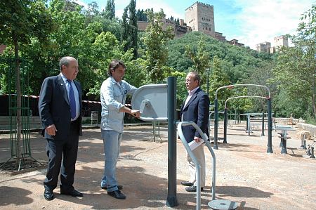 LOS VECINOS DEL ALBAICN ESTRENAN ZONA DE APARATOS BIOSALUDABLES EN PLACETA DEL ALJIBILLO
